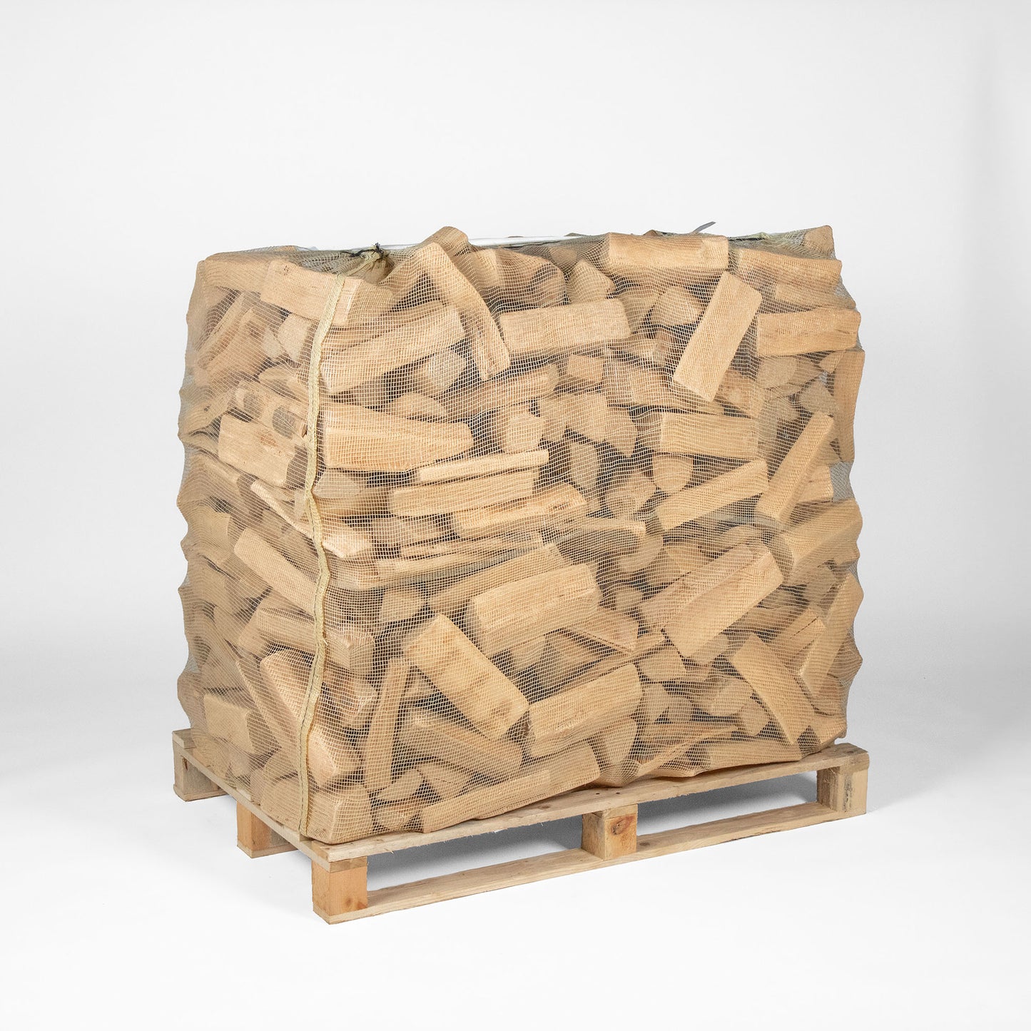 Kaminholz Buche im Netz auf Palette