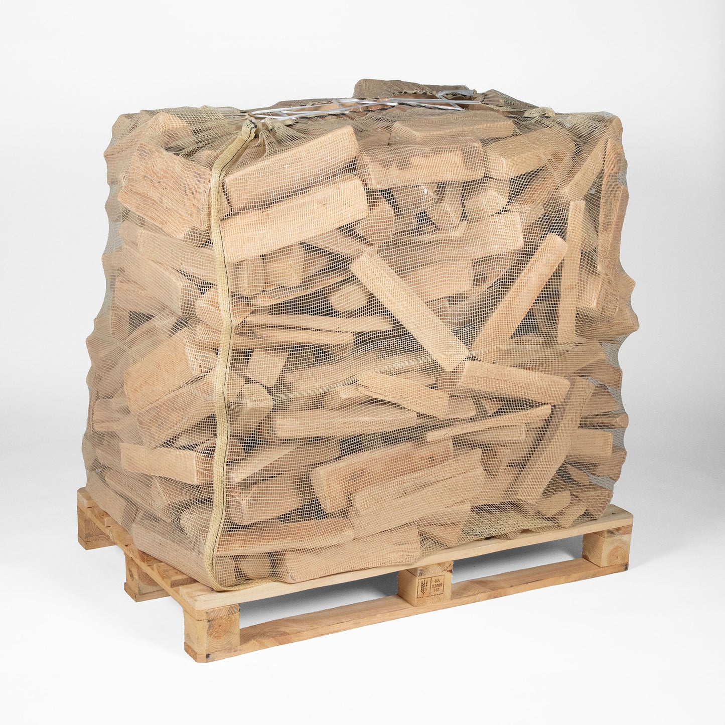 Kaminholz Buche im Netz auf Palette