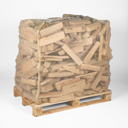 Kaminholz Buche im Netz auf Palette